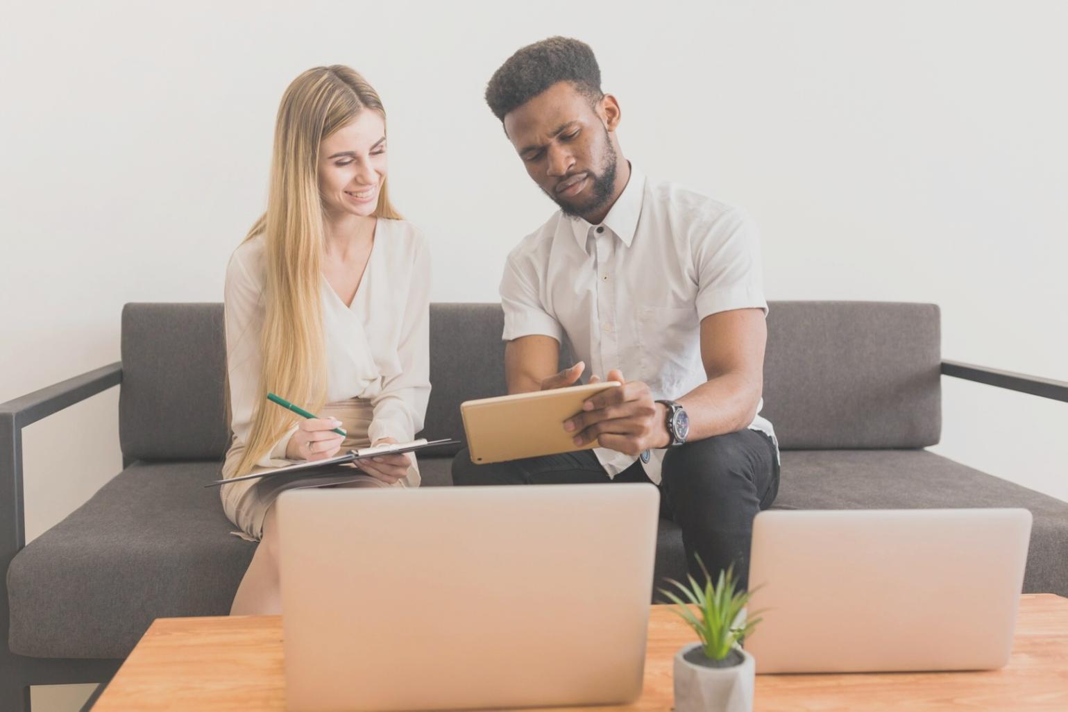 Teilnehmer arbeiten gemeinsam an Budgetplanungen